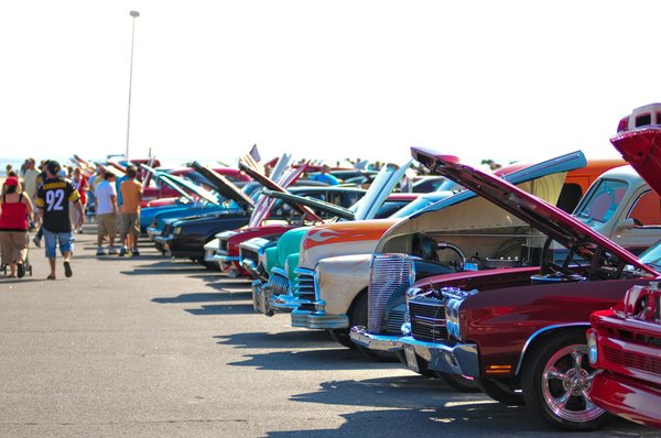 Comment les politiques gouvernementales soutiennent-elles l'adoption des véhicules verts ?